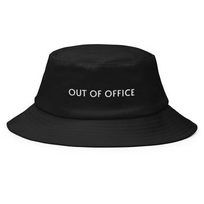 Produktbild des 'OUT OF OFFICE' bestickten Fischerhuts auf weißem Hintergrund. Die ideale Kopfbedeckung für Homeoffice oder Urlaub.