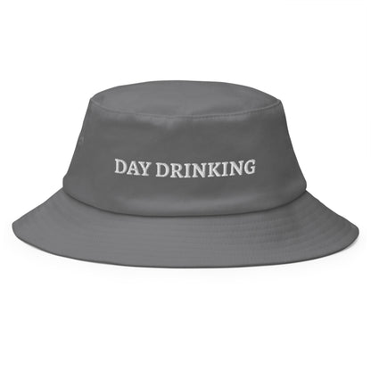 "DAY DRINKING" bestickter Fischerhut auf weißem Hintergrund.
