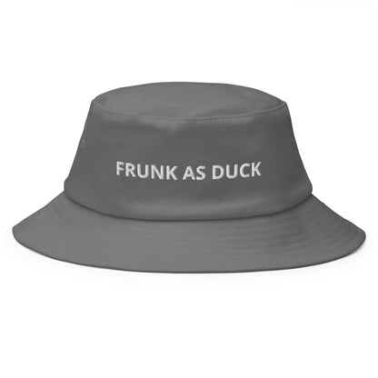 Produktbild des bestickten Fischerhuts 'FRUNK AS DUCK' auf weißem Hintergrund. Der Hut ist ein humorvolles Accessoire für alle, die das Leben genießen.