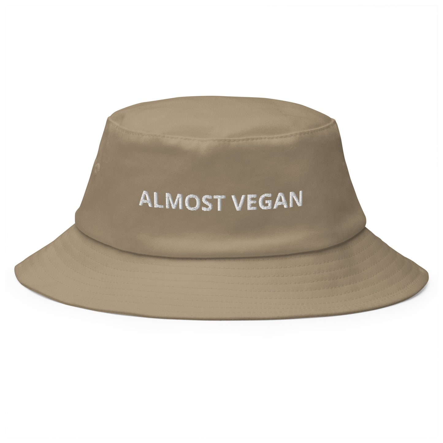 Produktbild des bestickten Fischerhuts 'ALMOST VEGAN' auf einem weißen Hintergrund. Der Hut vermittelt mit seinem humorvollen Spruch und klassischen Fischerhut-Stil eine entspannte, fast vegane Lebenshaltung.