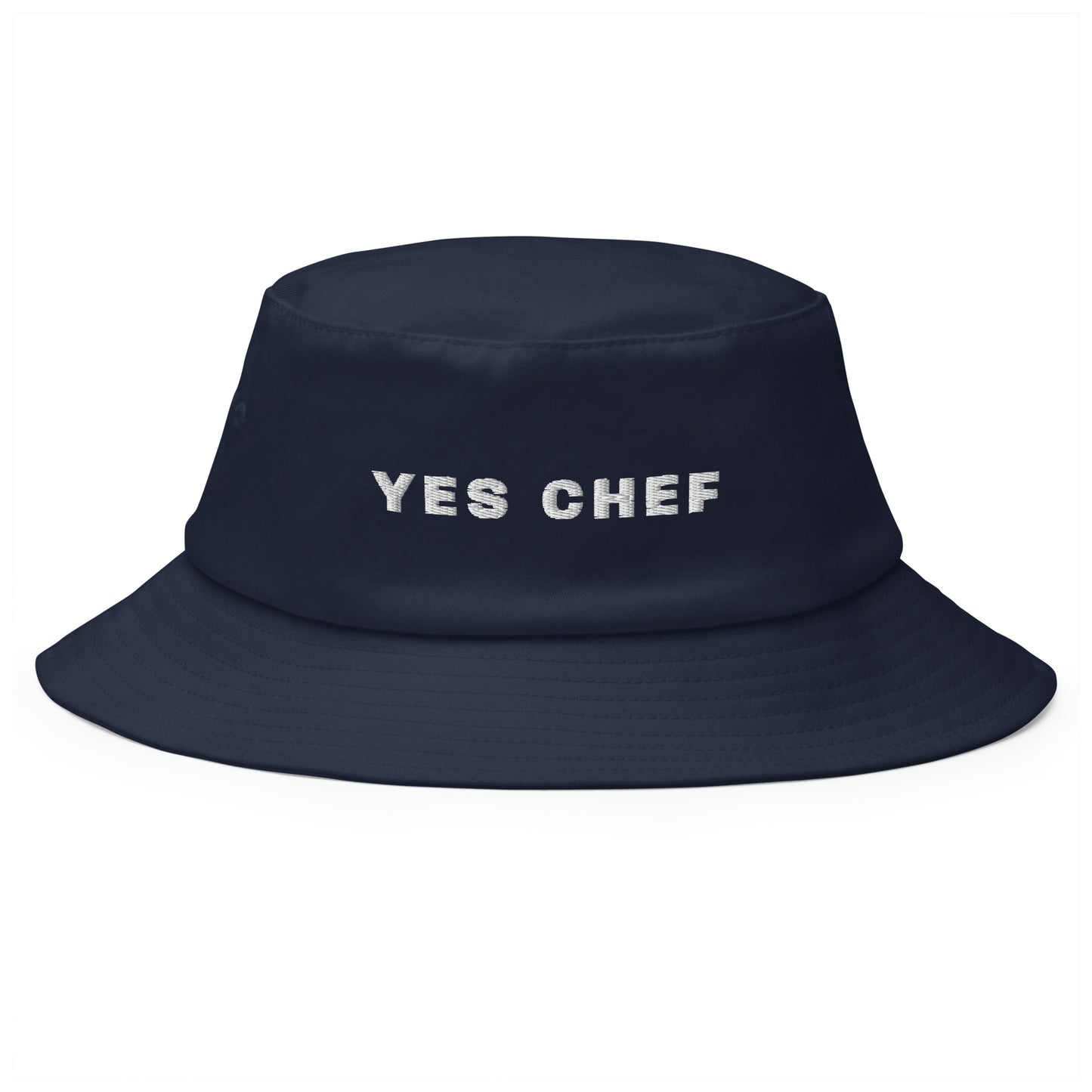 Produktfoto des bestickten Fischerhuts 'I YES CHEF' von YourCapGuy auf einem weißen Hintergrund. Der Hut ist in einem stilvollen Farbton gehalten, der aussagekräftige Schriftzug setzt einen humorvollen Akzent.