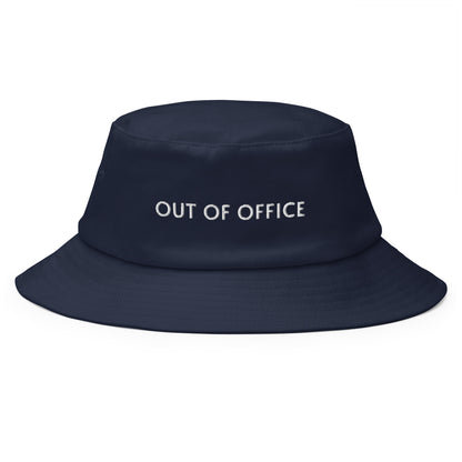 Produktbild des 'OUT OF OFFICE' bestickten Fischerhuts auf weißem Hintergrund. Die ideale Kopfbedeckung für Homeoffice oder Urlaub.