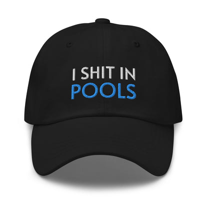 Bild eines Baseball-Caps mit dem provokanten Spruch 'I SHIT IN POOLS' auf weißem Hintergrund. Lustiges Accessoire für Pool-Enthusiasten mit unkonventionellem Humor. Hergestellt aus Baumwoll-Chino-Cord.