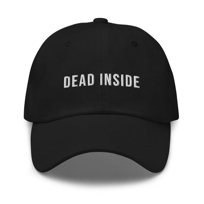DEAD INSIDE bestickte Baseball-Cap auf weißem Hintergrund.
