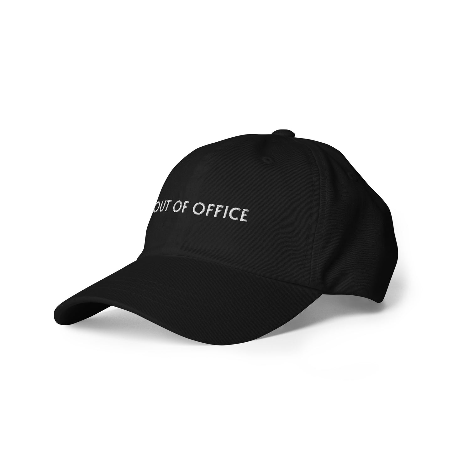 Bild einer Baseball-Cap mit dem witzigen Spruch 'OUT OF OFFICE' auf weißem Hintergrund. Lustiges Accessoire für Menschen im Homeoffice, die den Büroalltag hinter sich lassen wollen.