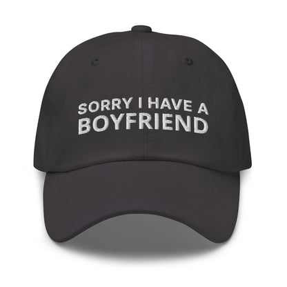 Bild eines Baseball-Caps mit dem Spruch 'SORRY I HAVE A BOYFRIEND' auf weißem Hintergrund. Lustiges Accessoire für Frauen, die lästiges Anbaggern vermeiden möchten. Hergestellt aus Baumwoll-Chino-Cord.