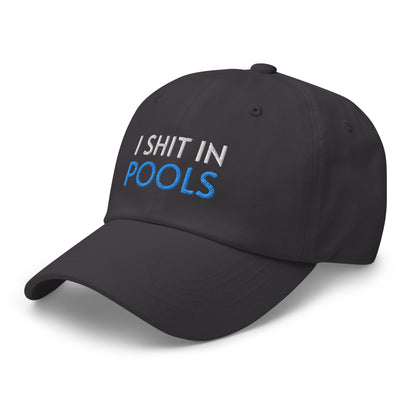Bild eines Baseball-Caps mit dem provokanten Spruch 'I SHIT IN POOLS' auf weißem Hintergrund. Lustiges Accessoire für Pool-Enthusiasten mit unkonventionellem Humor. Hergestellt aus Baumwoll-Chino-Cord.