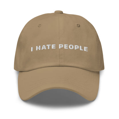 I HATE PEOPLE bestickte Baseball-Cap auf weißem Hintergrund.