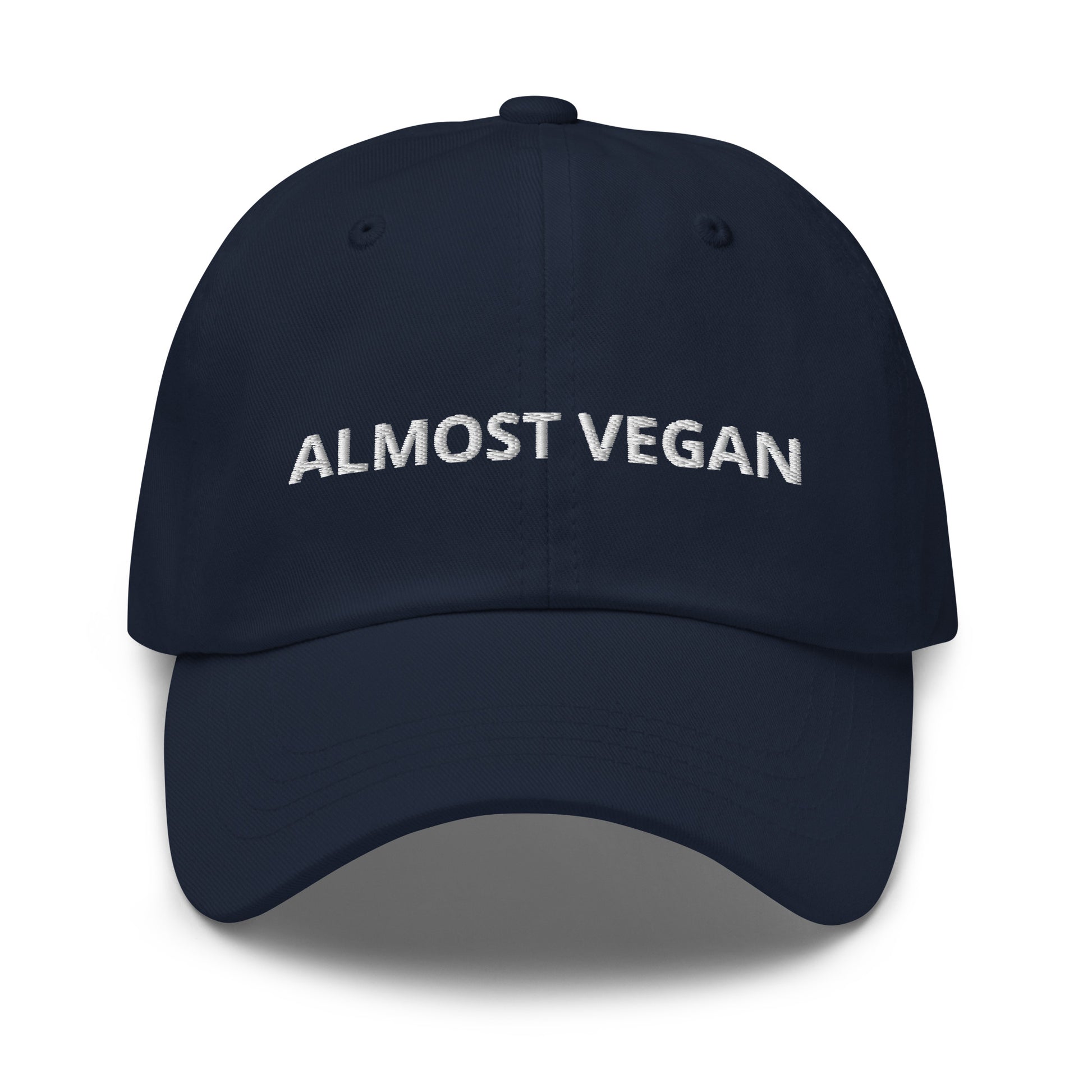 Bild eines Baseball-Caps mit dem witzigen Spruch 'ALMOST VAGAN' auf weißem Hintergrund. Lustiges Accessoire für Fast-Veganer mit einem humorvollen Twist. Hergestellt aus Baumwoll-Chino-Cord.