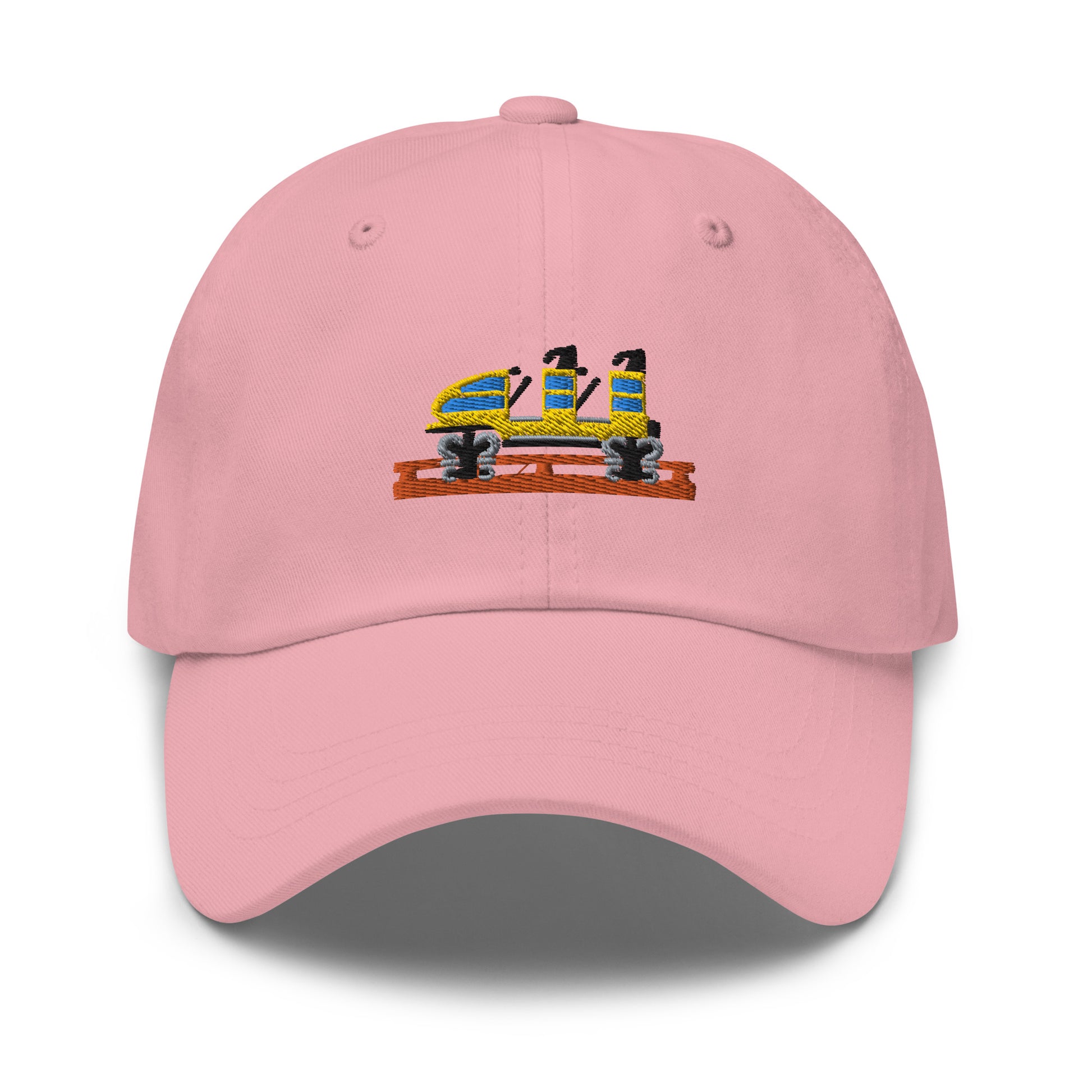 Bild eines Baseball-Caps mit gesticktem Achterbahnwagen auf weißem Hintergrund. Ein stilvolles Accessoire für Achterbahnliebhaber aus Baumwoll-Chino-Cord in Pink.