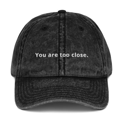 Produktbild der bestickten Vintage-Cap 'You are too close' auf weißem Hintergrund. Ein humorvolles Accessoire für Menschen, die ihren persönlichen Raum schätzen.