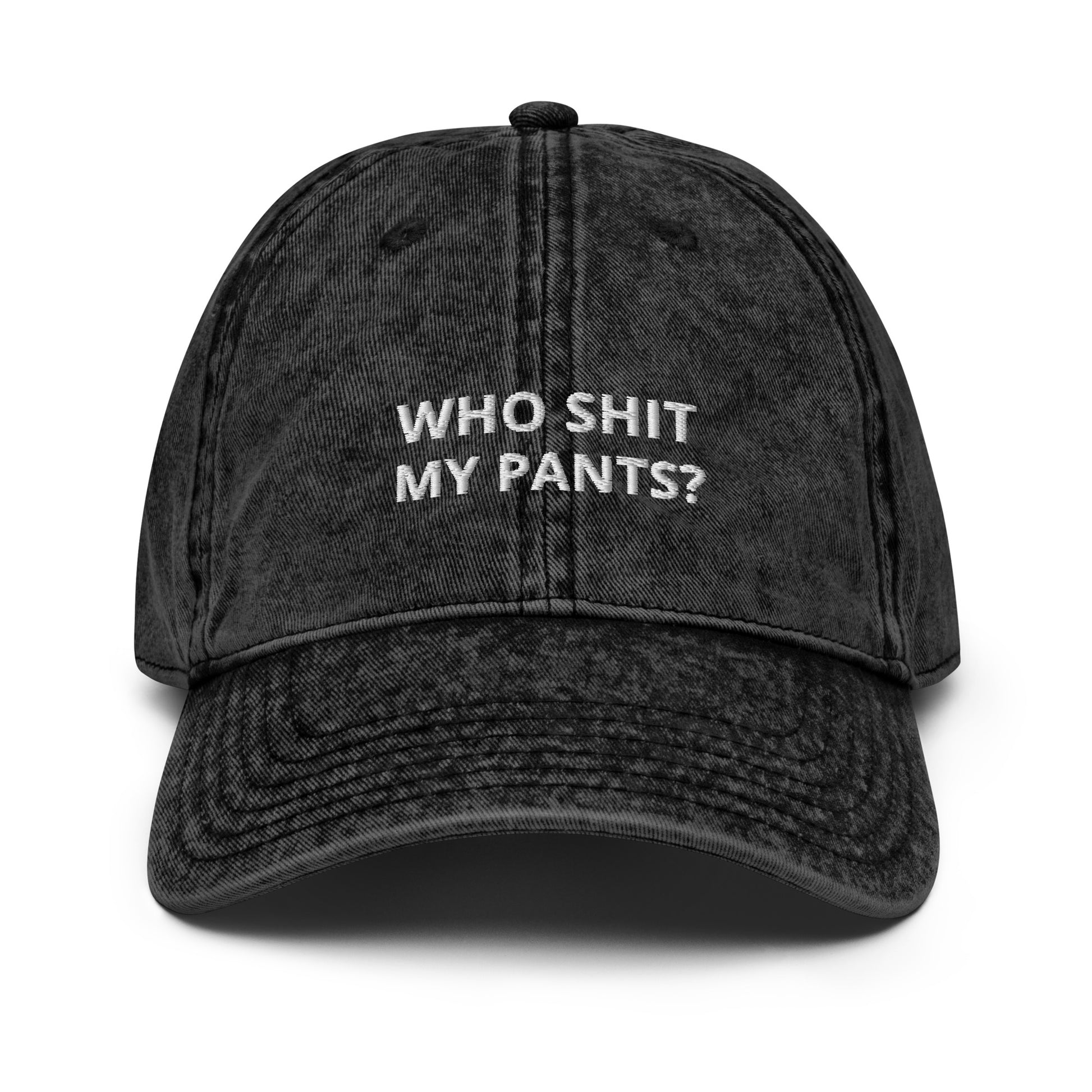 Produktbild einer Vintage-Cap mit der humorvollen Aufschrift 'WHO SHIT MY PANTS?' auf weißem Hintergrund. Ein Accessoire für Leute mit Sinn für Humor.