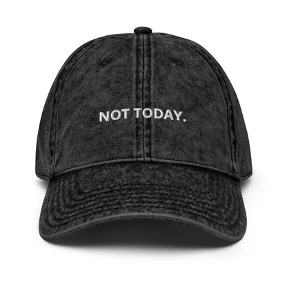 Produktfoto einer Vintage-Cap mit dem Aufdruck 'NOT TODAY' auf weißem Hintergrund. Ein humorvolles Statement-Accessoire für alle Prokrastinationskünstler.