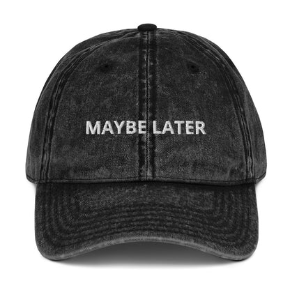Produktbild einer Vintage-Cap mit dem Spruch 'MAYBE LATER' auf weißem Hintergrund. Ein Must-Have für alle entspannten Aufschieber.
