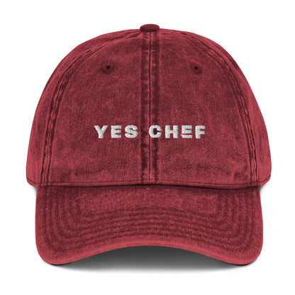 Produktbild der bestickten Vintage-Cap 'YES CHEF' auf einem weißen Hintergrund. Die Cap ist im angesagten Vintage-Stil gehalten, der humorvolle Schriftzug setzt einen auffälligen Kontrast.