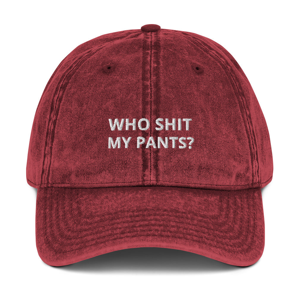 Produktbild einer Vintage-Cap mit der humorvollen Aufschrift 'WHO SHIT MY PANTS?' auf weißem Hintergrund. Ein Accessoire für Leute mit Sinn für Humor.