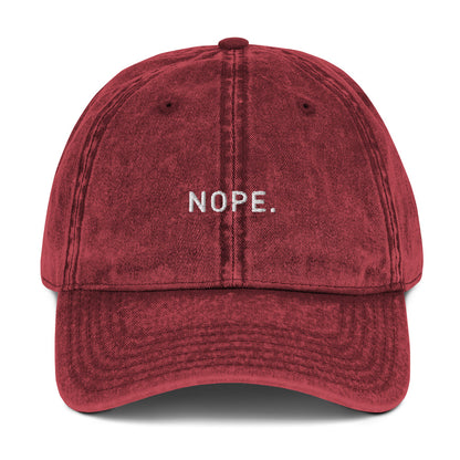 Produktbild einer Vintage-Cap mit dem Wort 'NOPE' auf einem weißen Hintergrund. Das perfekte Statement-Stück für Neinsager.