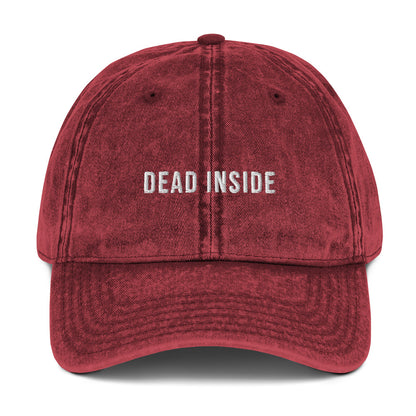 Produktbild einer Vintage-Cap mit dem Aufdruck 'DEAD INSIDE' auf einem weißen Hintergrund. Stylisches Accessoire für authentische Emotionen.