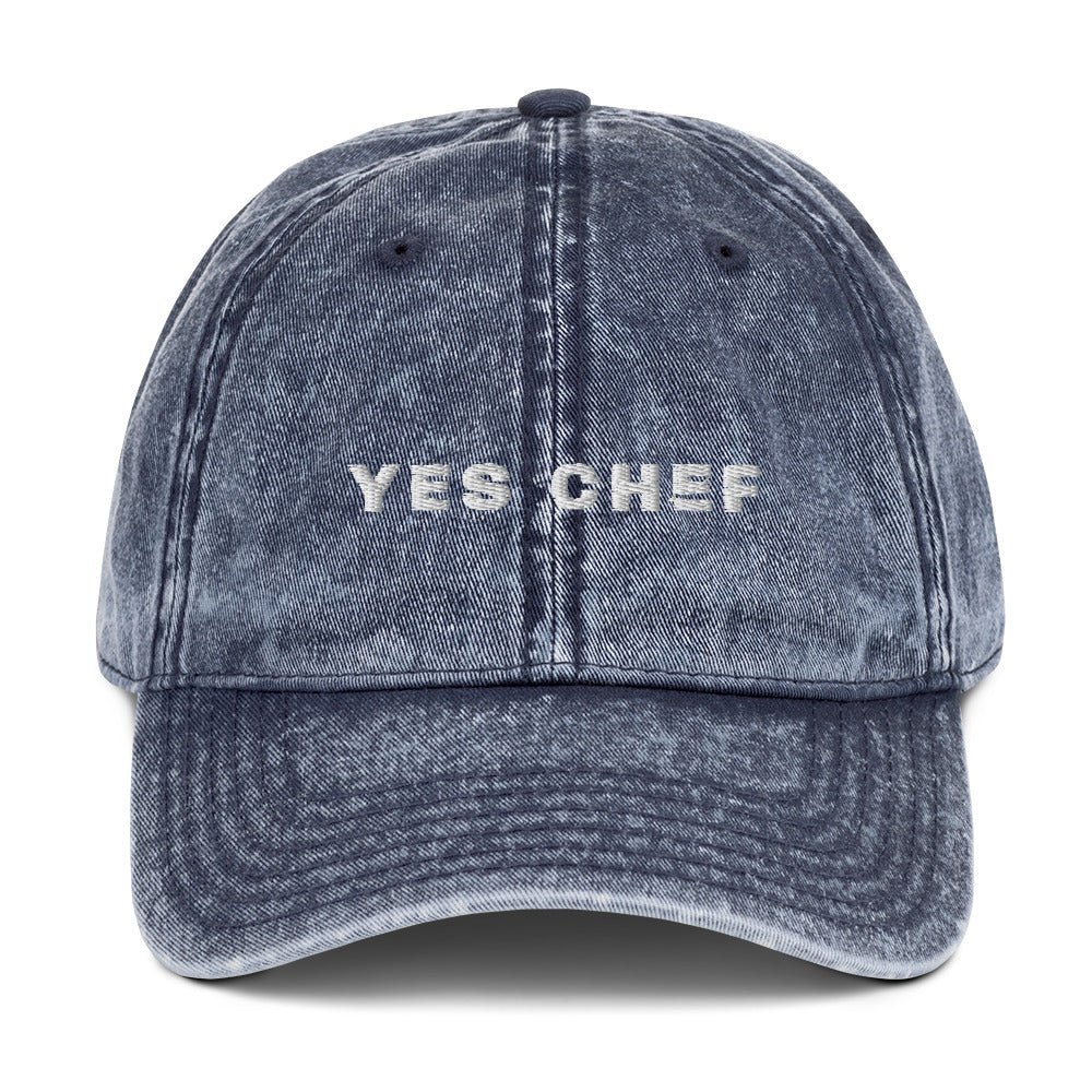 Produktbild der bestickten Vintage-Cap 'YES CHEF' auf einem weißen Hintergrund. Die Cap ist im angesagten Vintage-Stil gehalten, der humorvolle Schriftzug setzt einen auffälligen Kontrast.