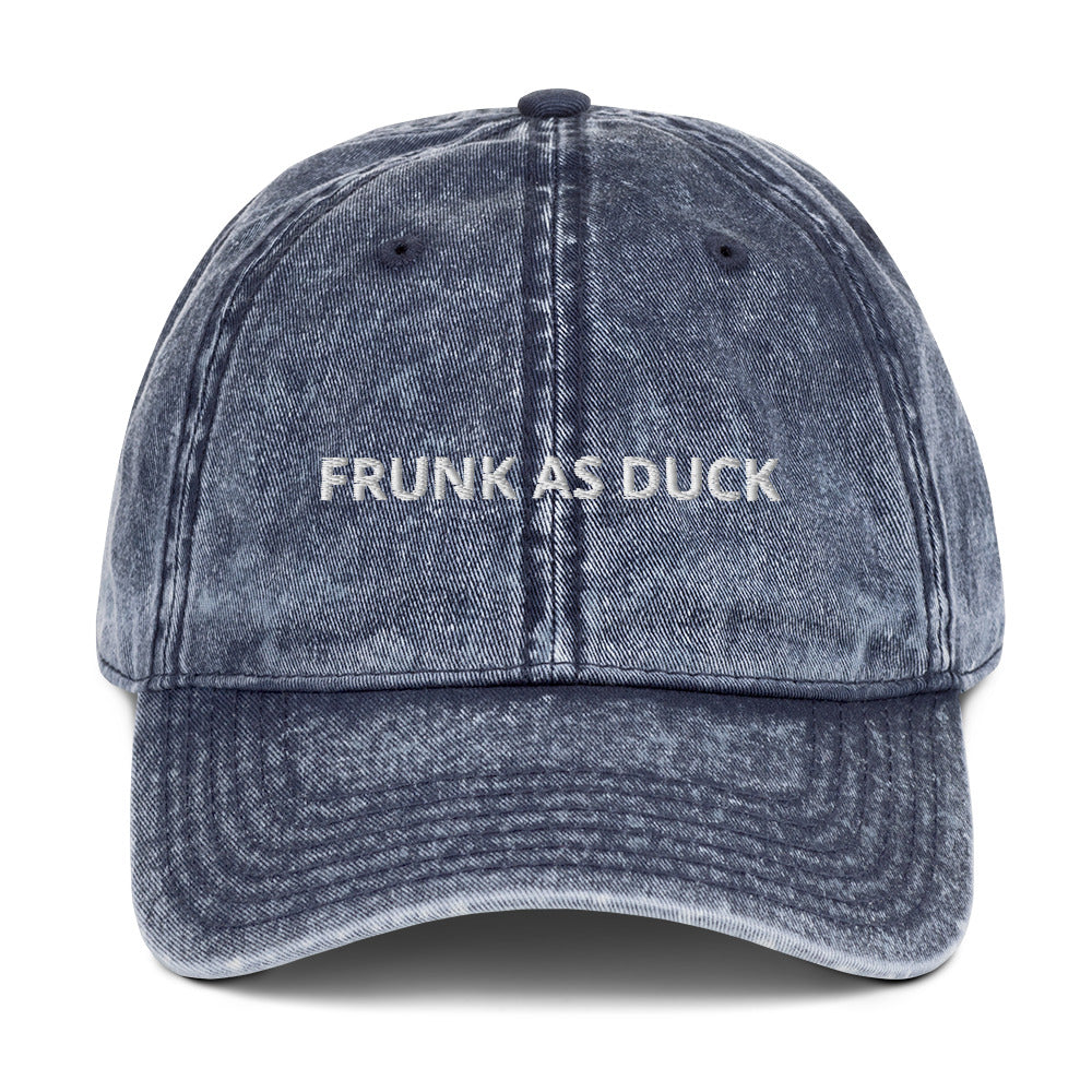 Produktbild der bestickten Vintage-Cap 'FRUNK AS DUCK' auf weißem Hintergrund. Die Cap ist das perfekte Accessoire für Partyfreunde mit Humor.