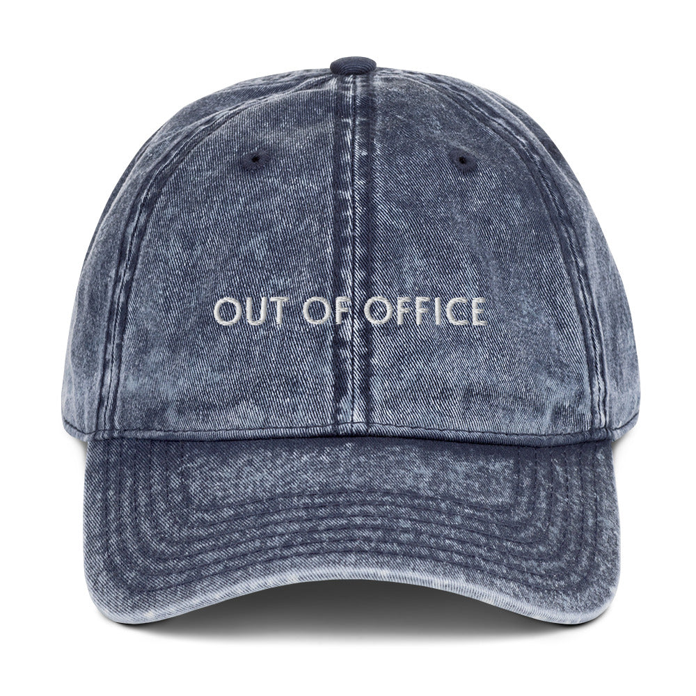Produktbild einer mit 'OUT OF OFFICE' bestickten Vintage Cap auf weißem Hintergrund. Perfektes Accessoire für Homeoffice oder Urlaubstage.