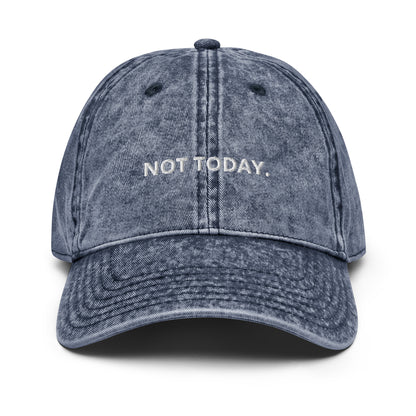 Produktfoto einer Vintage-Cap mit dem Aufdruck 'NOT TODAY' auf weißem Hintergrund. Ein humorvolles Statement-Accessoire für alle Prokrastinationskünstler.