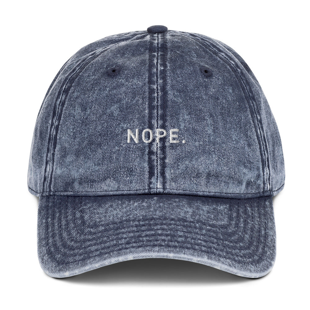Produktbild einer Vintage-Cap mit dem Wort 'NOPE' auf einem weißen Hintergrund. Das perfekte Statement-Stück für Neinsager.